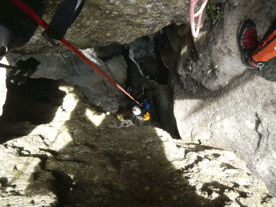 Canyoning dans le canyon de Fleur Jaune à Cilaos (Réunion). Le rappel pendulaire de 94 mètres dans la Chapelle.