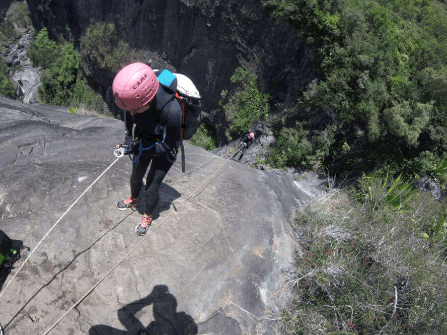 Canyoning au canyon de Fleur jaune intégral à Cialos (Réunion). Premier rappel de 29 mètres de la Chapelle.