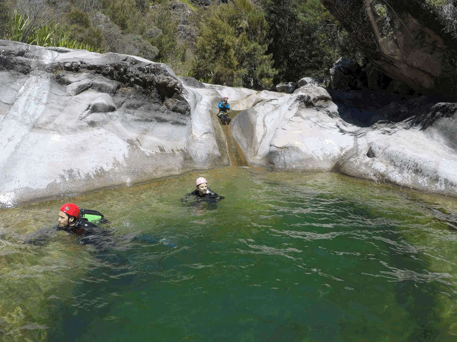 Canyoning à Fleur Jaune intégral à Cilaos île de la Réunion, toboggan de Bassin roche